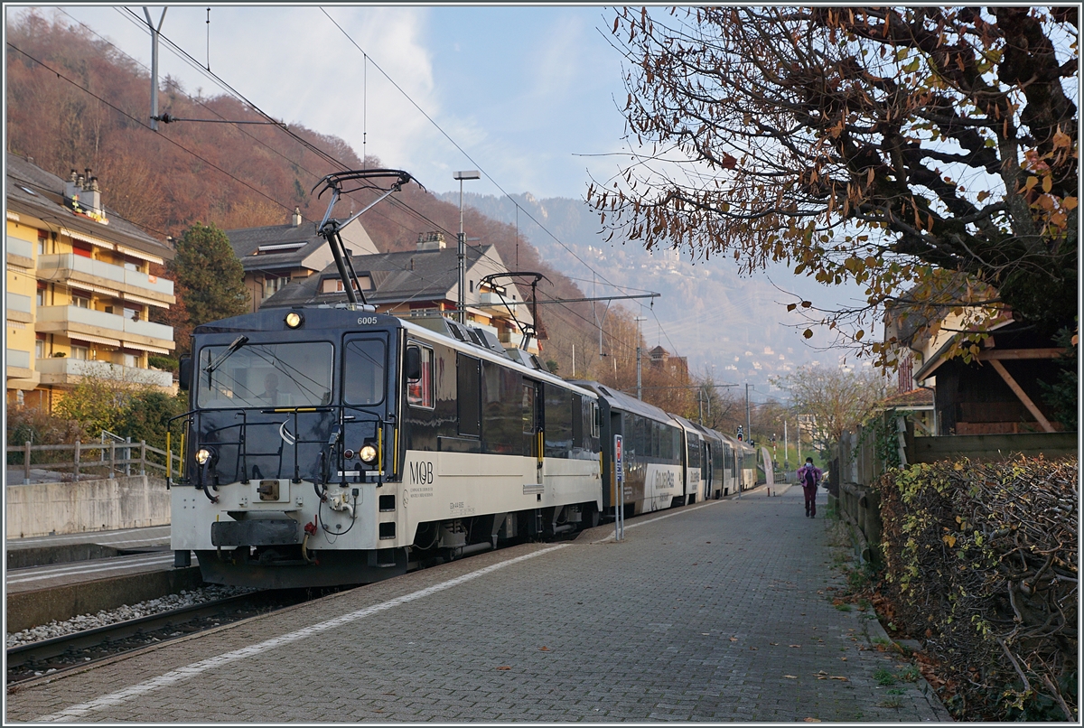 The MOB GDe 4/4 6005 (ex GMF TPF GDe 4/4 101) with his MOB Panormic Express by his stop in Chernex.

25.11.2020