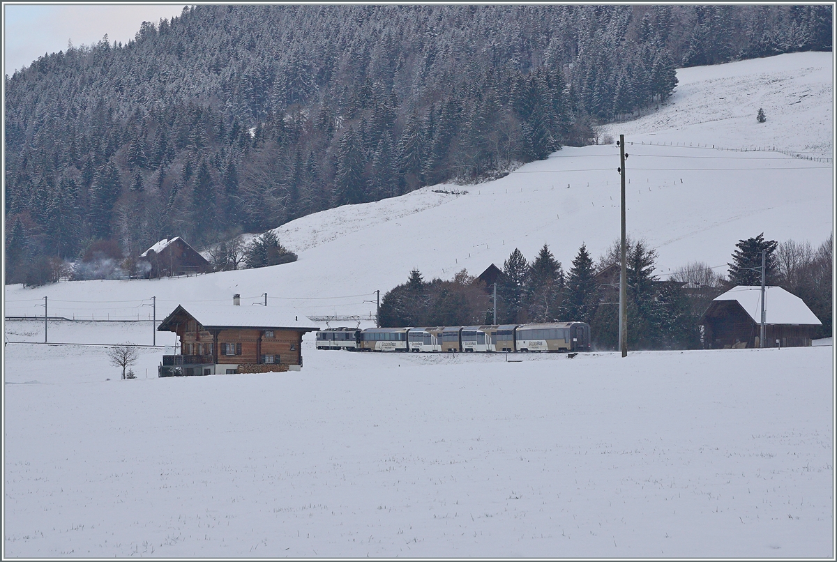 The MOB GDe 4/4 6005 with a MOB Panoramic on the way to Montreux by Flendruz. 03.12.2020