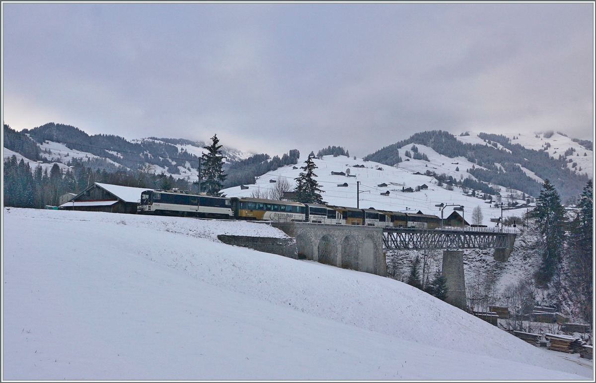 The MOB GDe 4/4 6005 with a MOB Panoramic on the way to Montreux by Flendruz. 03.12.2020