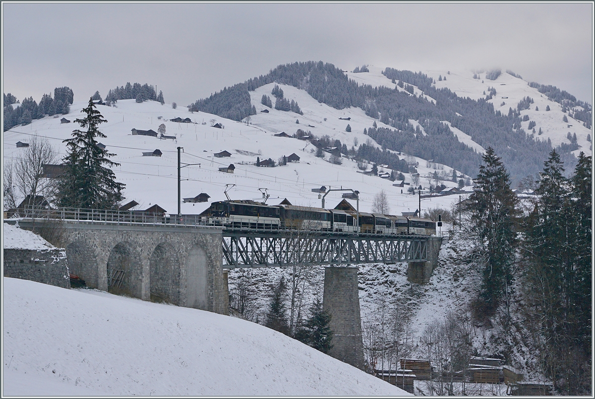The MOB GDe 4/4 6005 with a MOB Panoramic on the way to Montreux by Flendruz.

03.12.2020