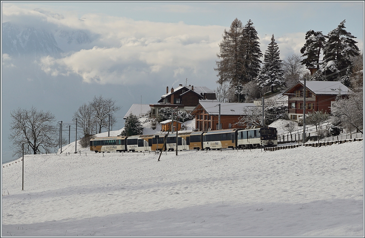 The MOB GDe 4/4 6005 with a MOB Panoramic on the way to Zweisimmen by Les Avants. 

02.12.2020