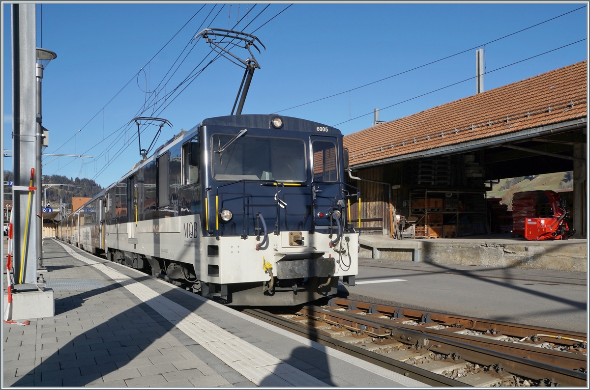 The MOB GDe 4/4 6005 wiht his MOB GoldenPass Panoramic Express to Montreux in Zweisimmen. 

25.11.2020