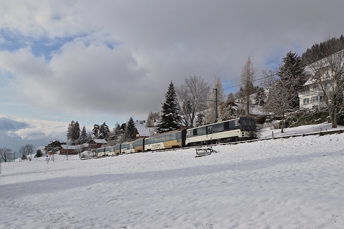 The MOB GDe 4/4 6005 with a Panoramic Express to Zweisimmen by Les Avants. 

02.12.2020