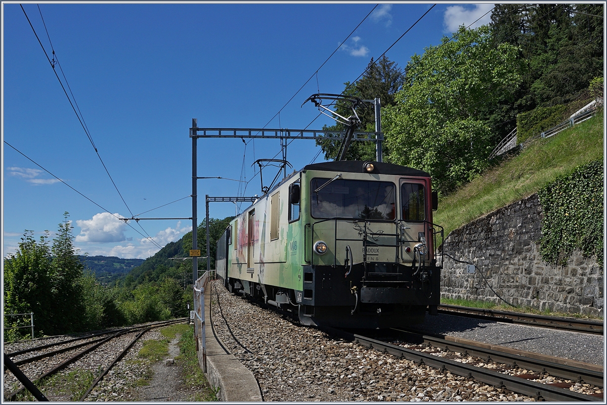 The MOB GDe 4/4 6006 wiht an GoldenPass Panoramic on the way to Montreux by his arriving at the Chamby station. 
21.06.2020