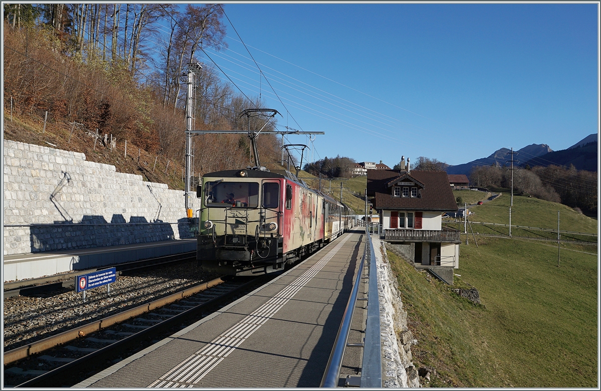 The MOB GDe 4/4 6006 with his MOB Golden Pass Panoramic is by Les Scierens on the way from Zweisimmen to Montreux.

26.11.2020