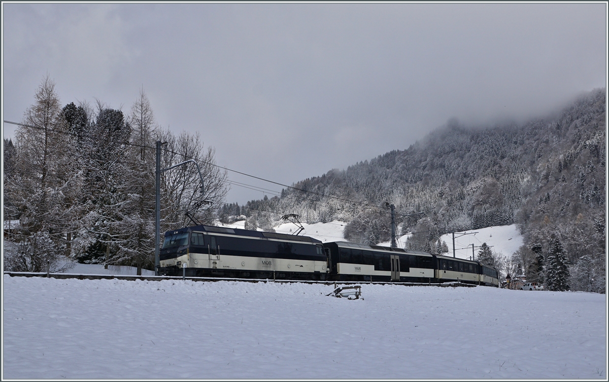 The MOB GDe 4/4 8004 with a Panoramic Express from Zweisimmen to Montreux by Les Avants. 

02.12.2020