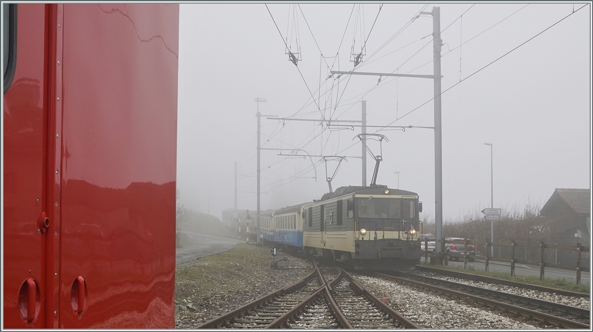 The MOB GDe 4/4  Interlaken  is arriving in Fontanivent on a foggy day. On the left as contrast a verry smal part of a MOB Red Service wagon.
05.02.2016