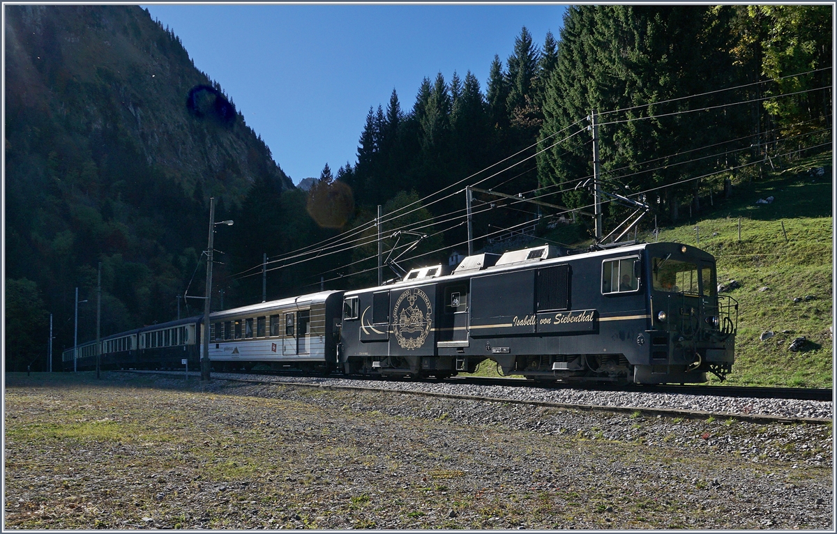 The MOB GDe 4/4 N° 6002 with his GoldenPass Classic service from Montreux to Zweisimmen in Les Cases. 

11.10.2017 