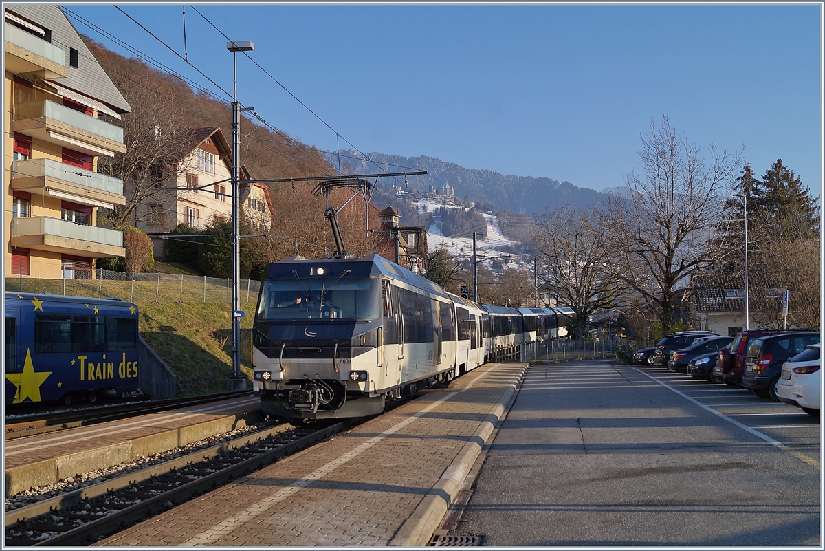 The MOB Ge 4/4 8001 on the way to Montreux is arriving with his MOB Panoramic Express in Chernex.

22.01.2019