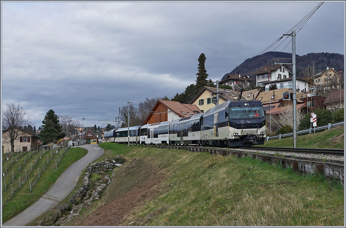 The MOB Ge 4/4 8001 with  MOB Panoramic Service on the way to Monterux by Planchamp. 

12.03.2020