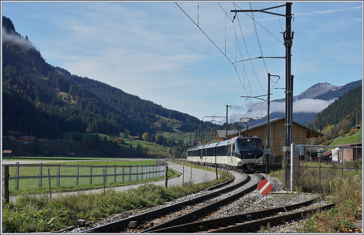 The MOB Ge 4/4 8001 wiht a Panoramic Express is arriving at Saanen. 

22.10.2019