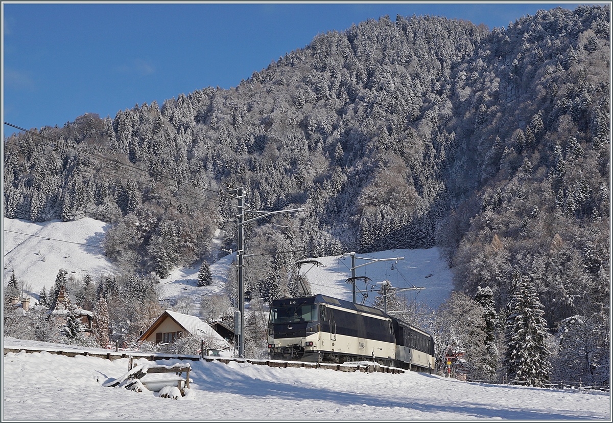 The MOB Ge 4/4 8001 with the MOB GoldenPass Panoramic PE 2118 from Montreux to Zweisimmen by Les Avants.

02.12.2020
