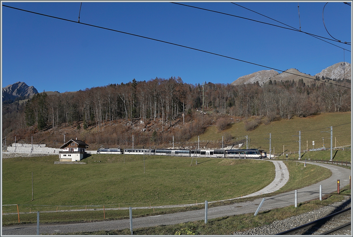 The MOB Ge 4/4 8001 with his MOB Panroamic Express from Montreux to Zweisimmen by Les Sciernes.

26.11.2020