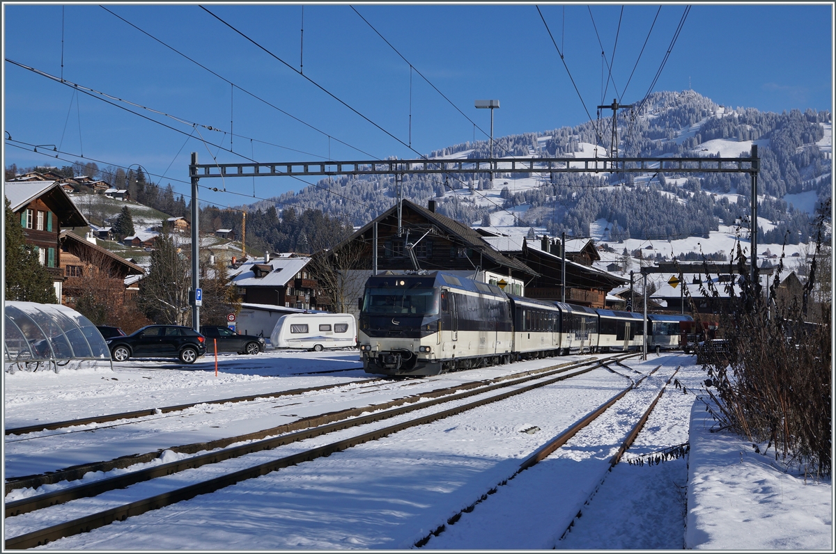 The MOB Ge 4/4 8001 is arriving with his Panoramic Express to Montreux at Sannen. 

03.12.2021 