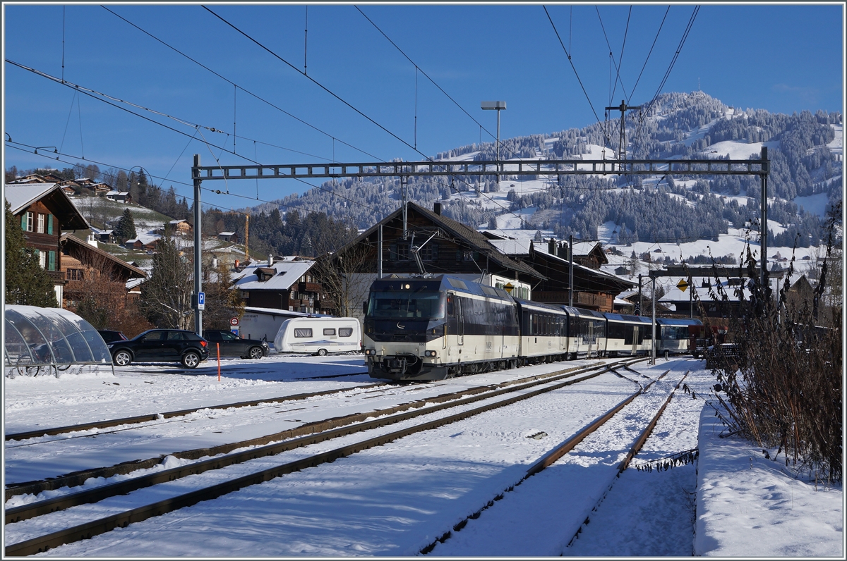 The MOB Ge 4/4 8001 is arriving with his Panoramic Express to Montreux at Sannen. 

03.12.2021 