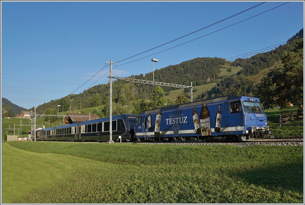 The MOB Ge 4/4 8001 is on the way to Zweisimmen with the GoldenPass Express GPX 4064 in Rossinière. 

29. September 2023