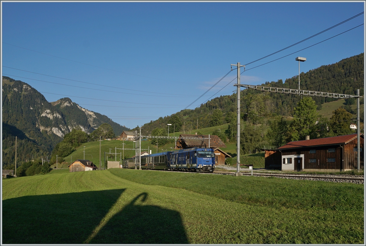 The MOB Ge 4/4 8001 is with his GoldenPass Express by Rossinière on the way to Interlaken. 

29.09.2023
