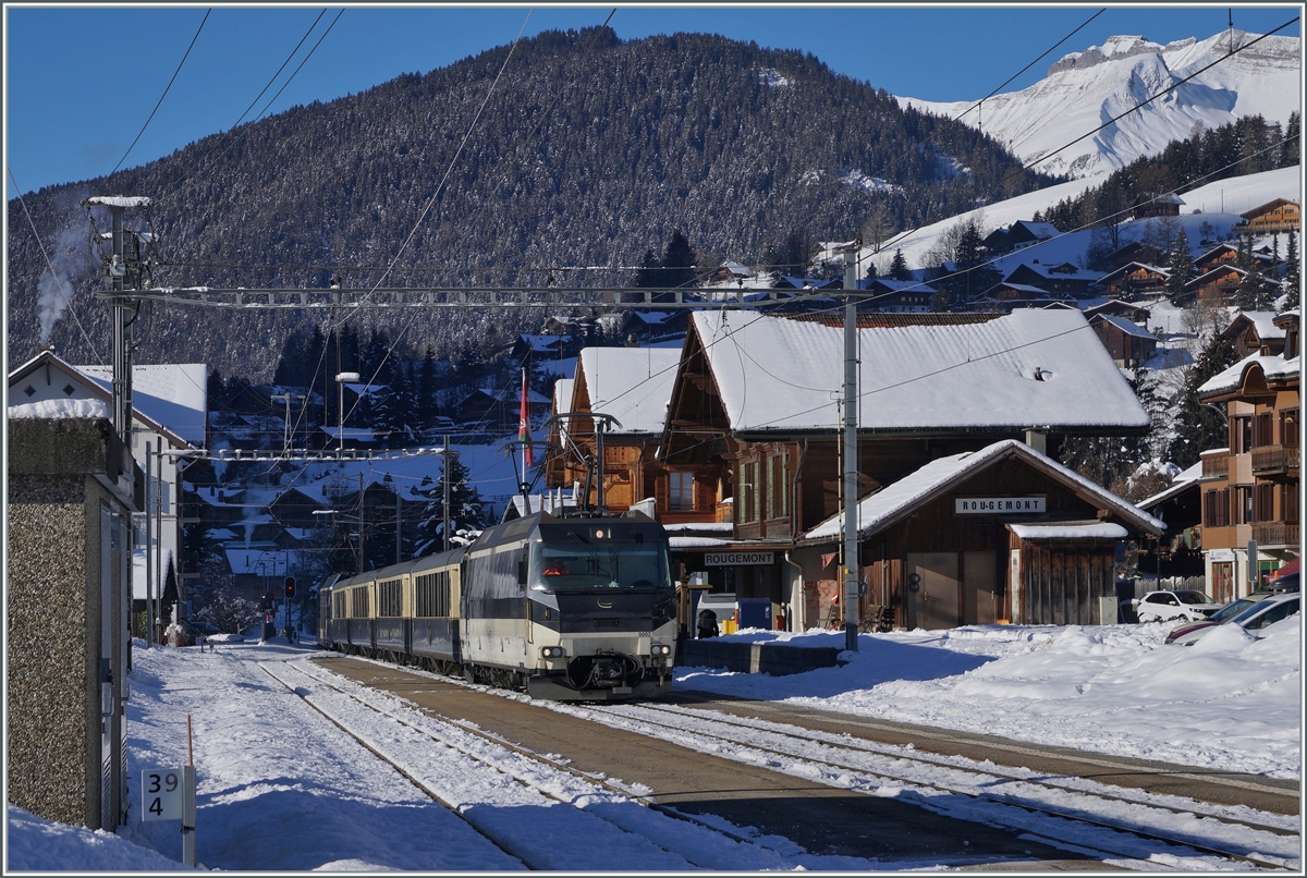 The MOB Ge 4/4 8002 with his Belle Epoque Service by his stop in Rougemont. 

11.01.2021