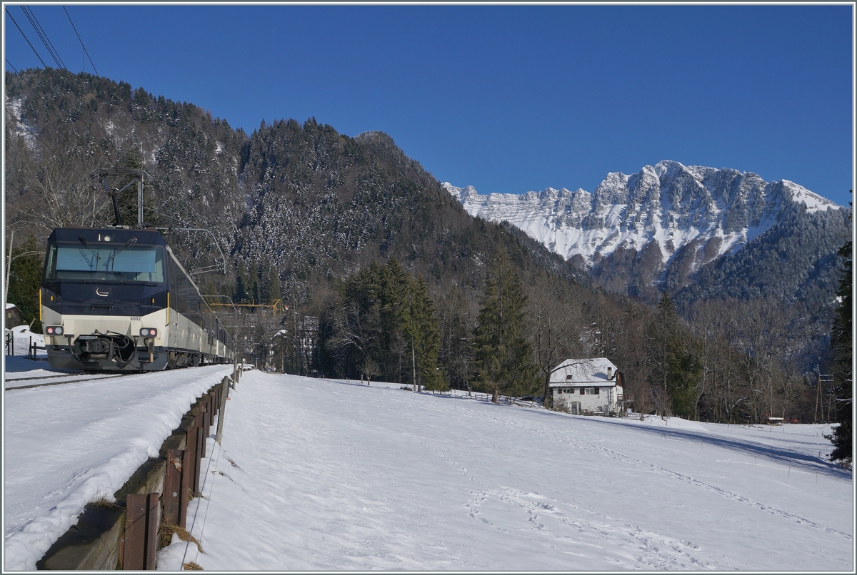 The MOB Ge 4/4 8002 wiht his Panoramic service to Zweisimmen by Les Avants. 

11.01.2022