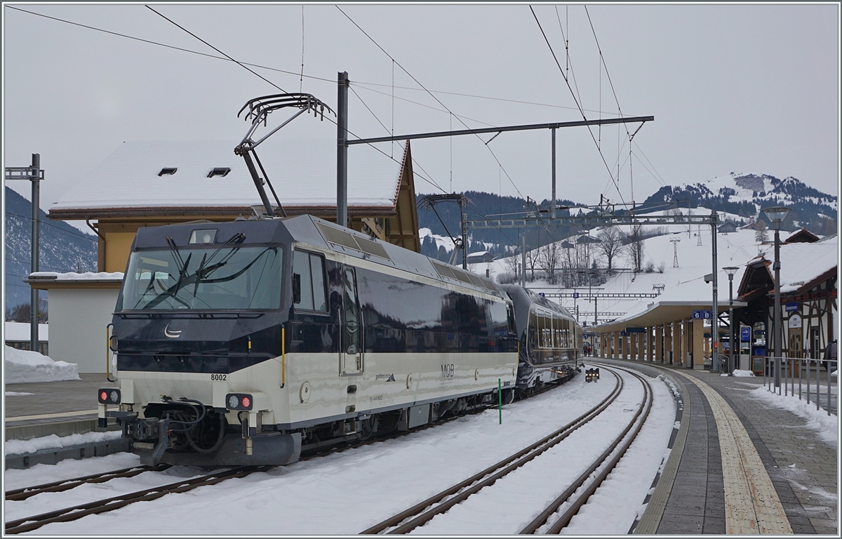 The MOB Ge 4/4 8002 with the GoldenPass Express onthe way to Montreux in Zweisimmen. 

15.12.2022