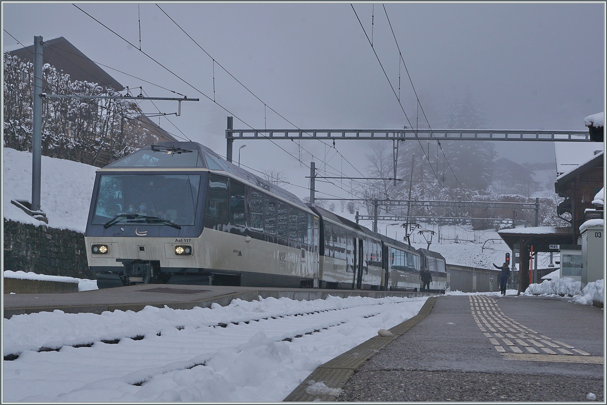 The MOB Ge 4/4 8004 with a Golden Pass Panoramic in Les Avants.

06.12.2020