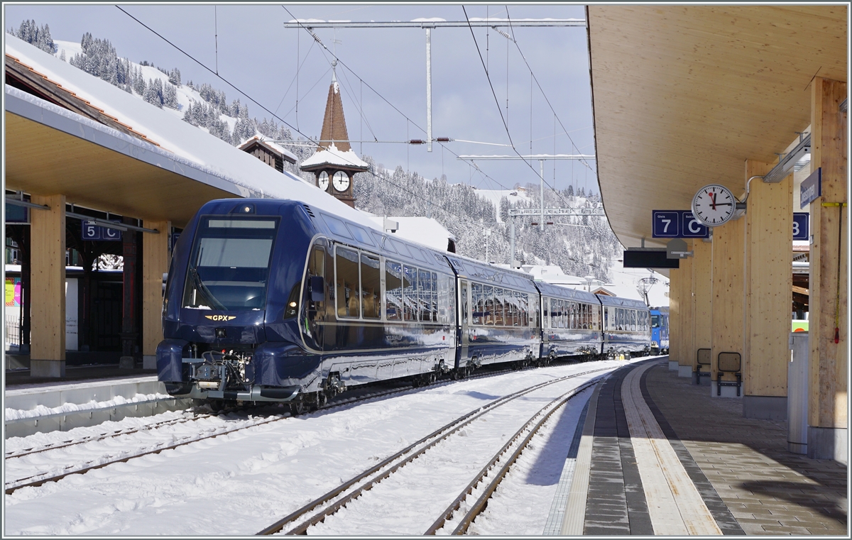 The MOB GoldenPass Express 4065 is waiting in Zweisimmen his departure to Montreux.

20.01.2023