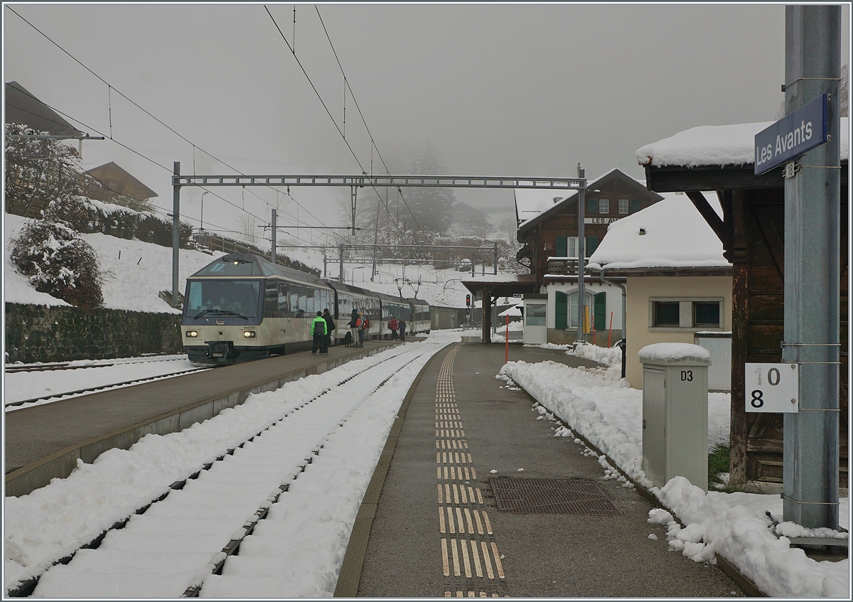 The MOB Goldenpass Panormaic PE 2115 from Zweisimmen to Montreux by his stop in Les Avants. 

06.12.2020