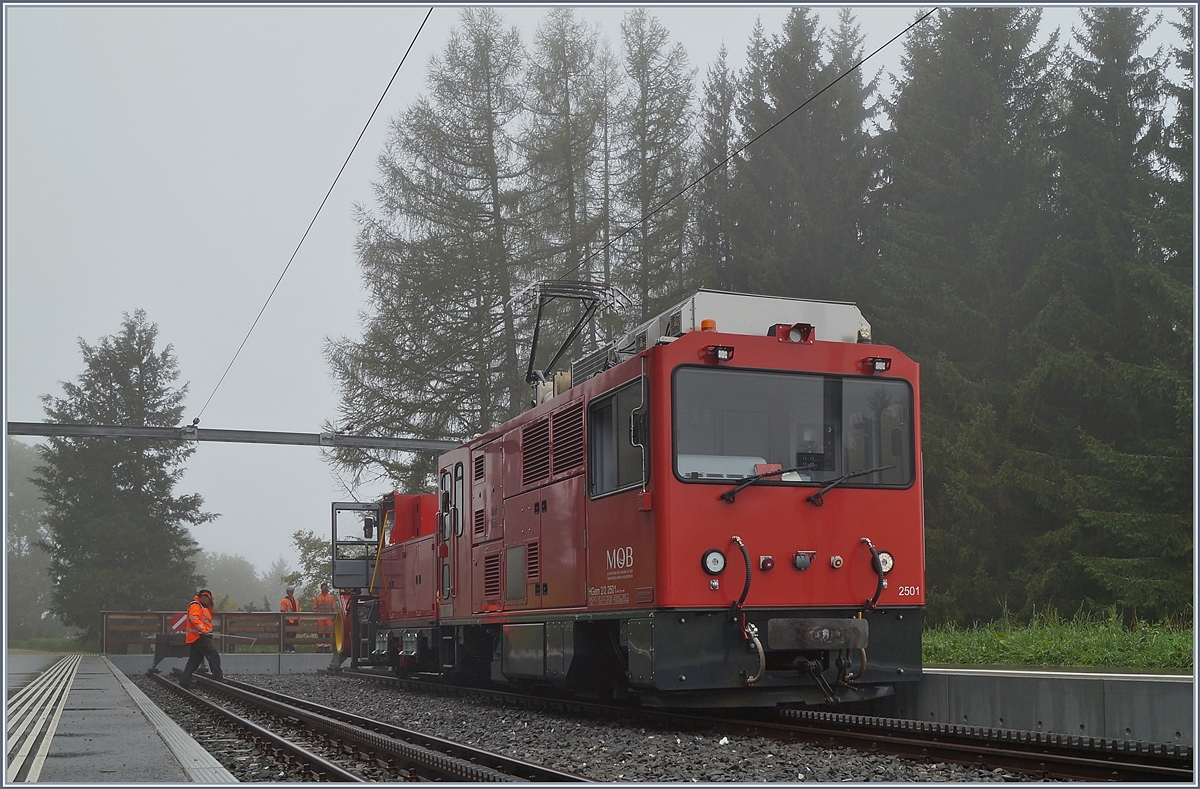 The MOB HGem 2/2 2501 (ex MVR HGem 2/2) on the Les Pléiades summit station by a test run. 

02.10.2019