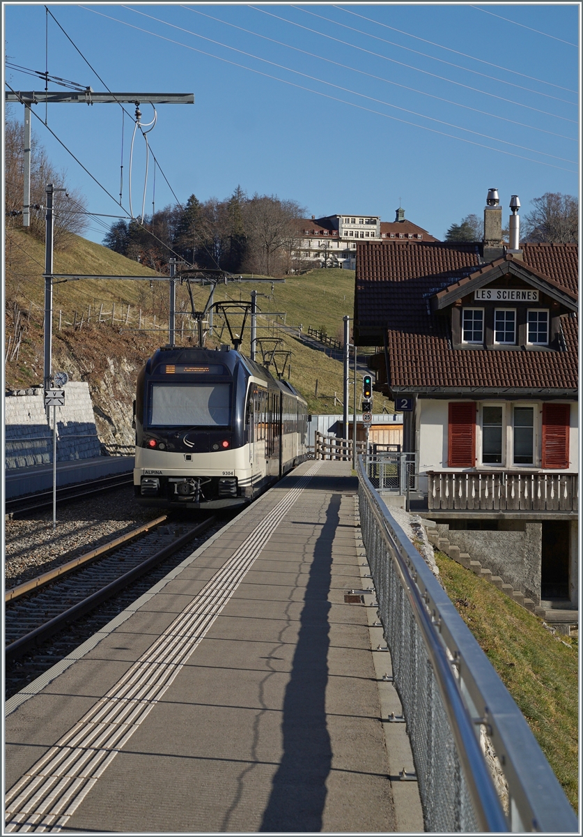 The MOB local service 2214 from Montreux to Zweisimmen in Les Sciernes. 

26.11.2020