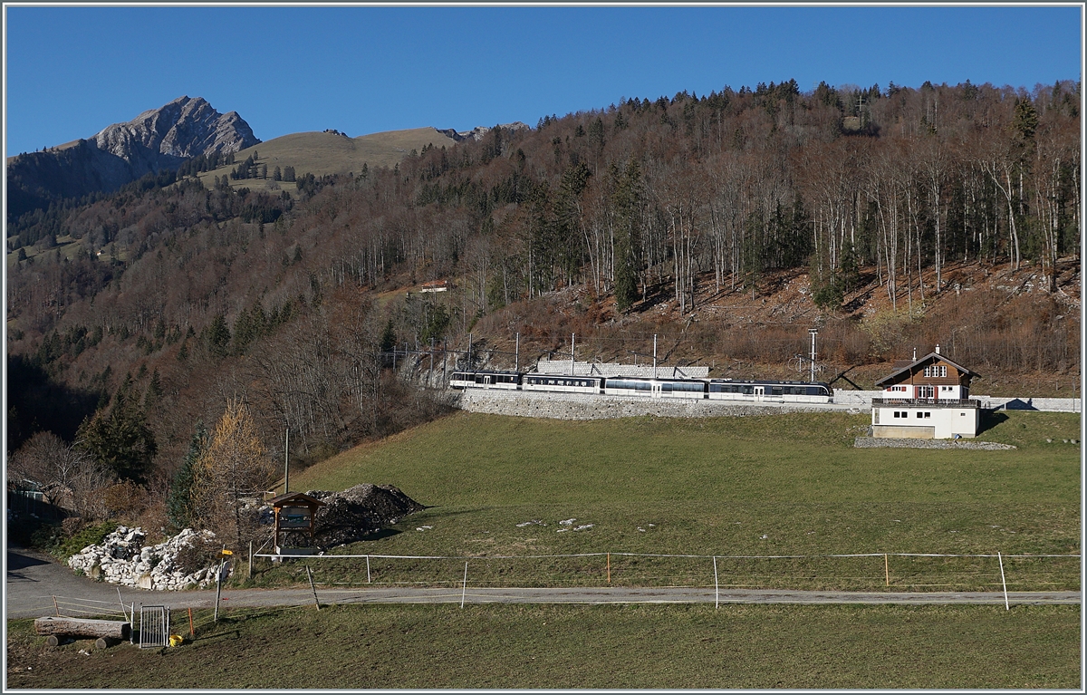 The MOB local train 2213 on the way from Zweisimmen to Montreux is leaving Les Sciernes. 

26.11.2020