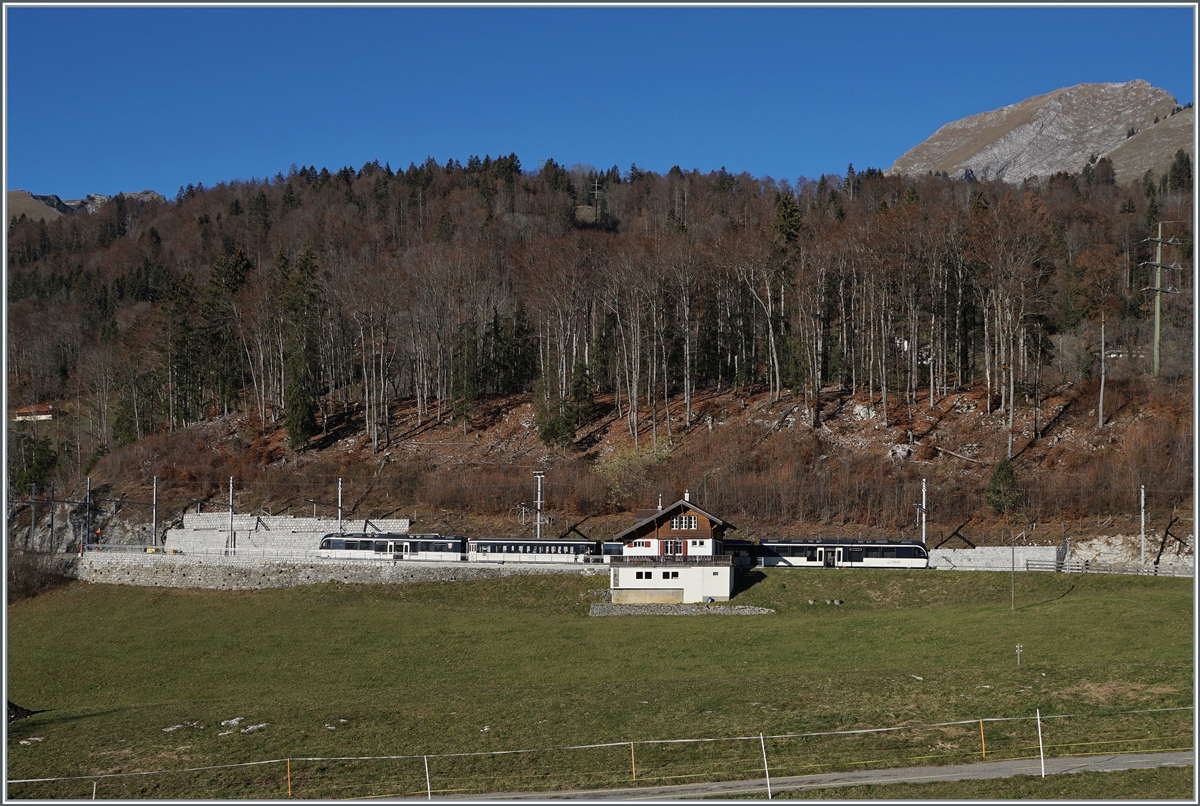 The MOB local train 2213 on the way from Zweisimmen to Montreux by his stop in Les Sciernes. 26.11.2020