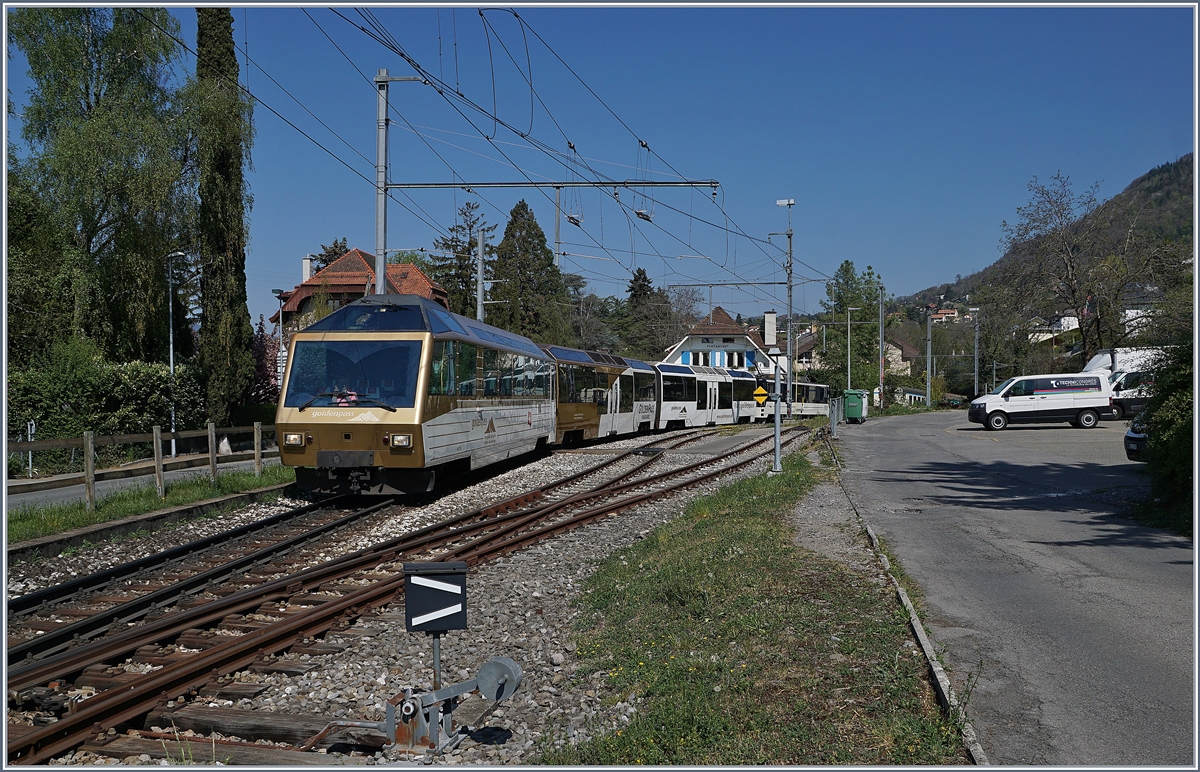 The MOB PE 2122 on the way from Montreux to Zweisimmen in Fontanivent.

13.04.2020