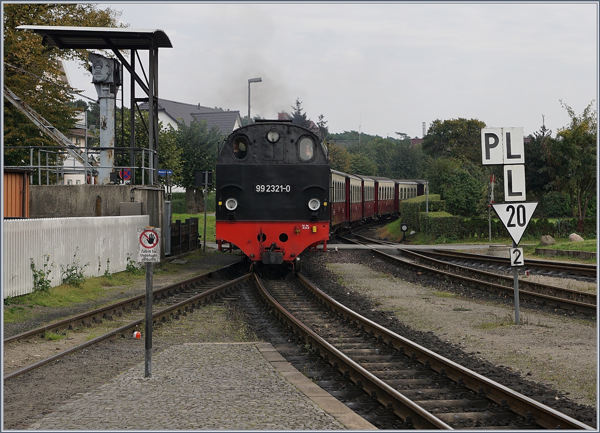 The Molli 99 2321-0 is arriving at Kühlungsborn West.
28.09.2017