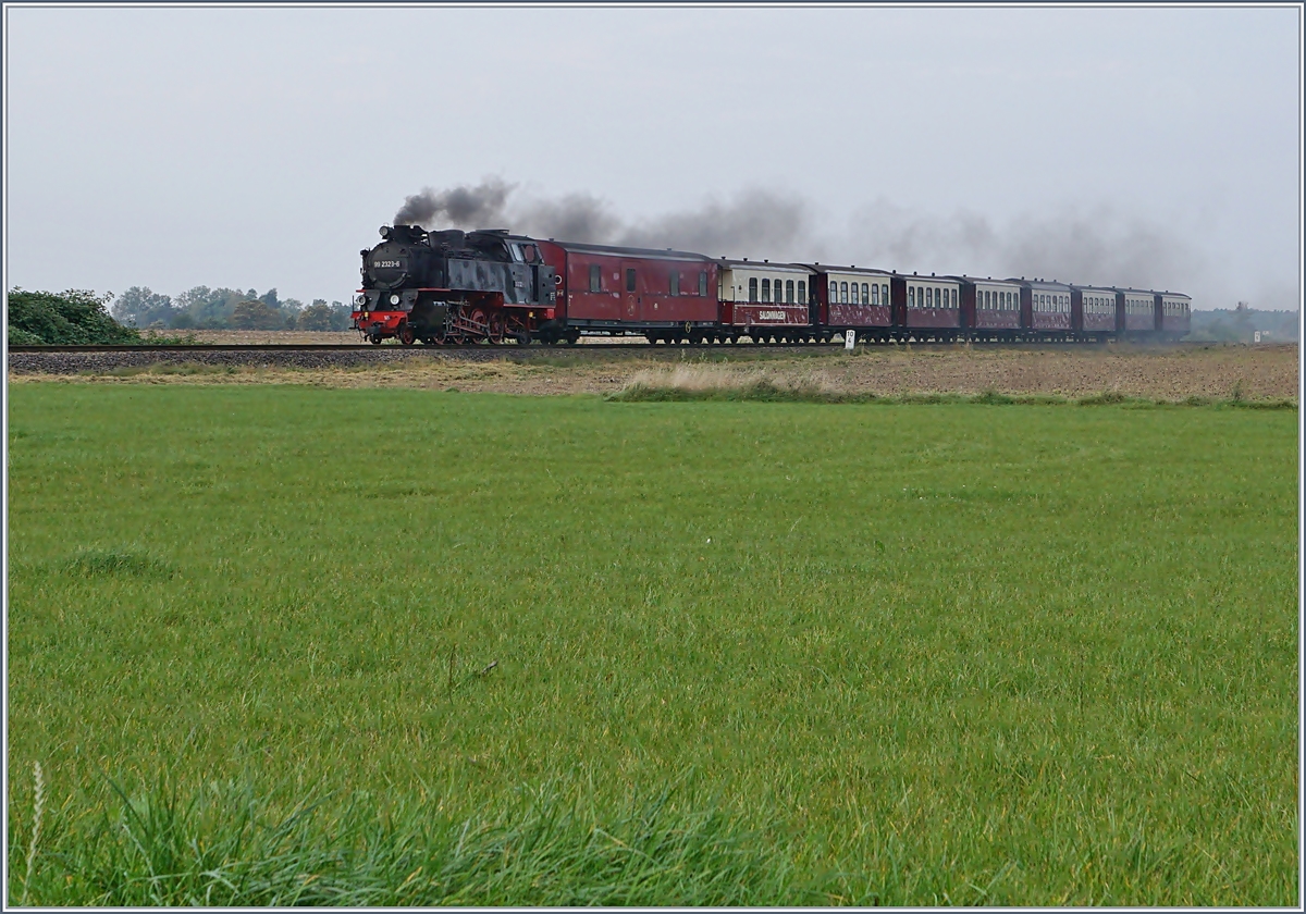 The Molli 99 2323-6 with his long train between Kühlungsborn and Steilküste.
28.09.2017