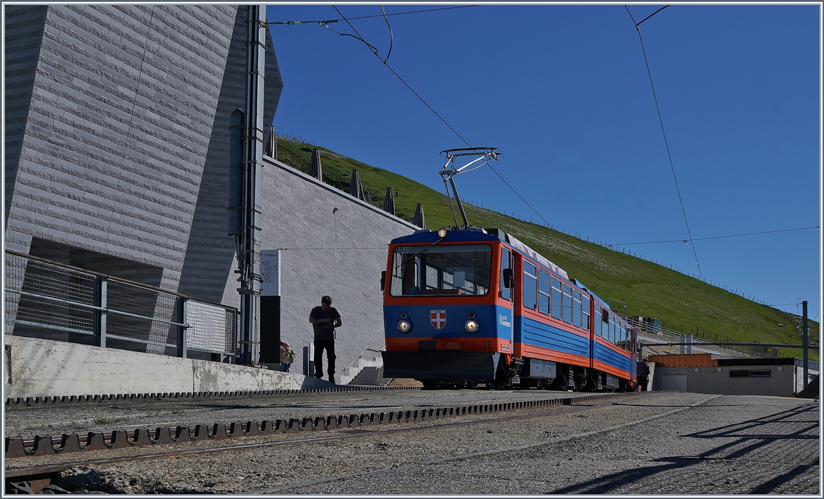 The Monte Generoso Bhe 4/8 11 on the summit Station Generoso Vetta.
21.05.2017