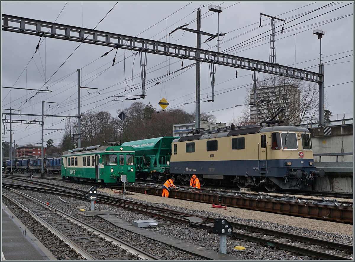 The Morges train station with two special vehicles: Since the BAM MBC SURF Be 4/4 dominated passenger traffic, the older Be 4/4 were rarely seen. They are still primarily used in freight and commercial train traffic. The IRSI Re 4/4 II 11387 (Re 421 387) can be seen pushing a Gland - Apples gravel train onto the roller stand next to the Be 4/4 11.

February 22, 2024