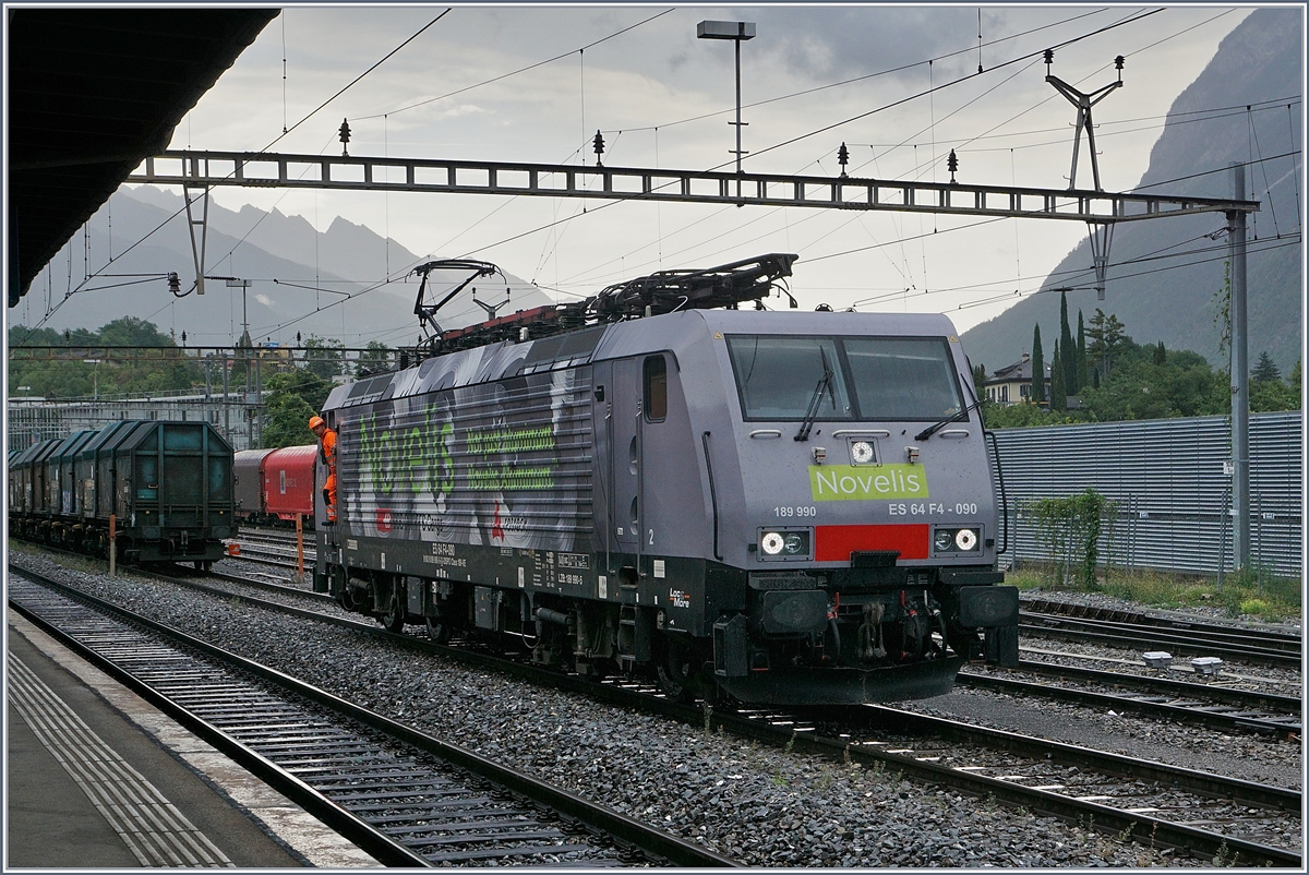 The MRCE 189 090  Göttingen  (UIC 91 80 6189 990-5 D-Dispo Class 189-VE) rented by the SBB CFF FFS in Sierre.
31.07.2017