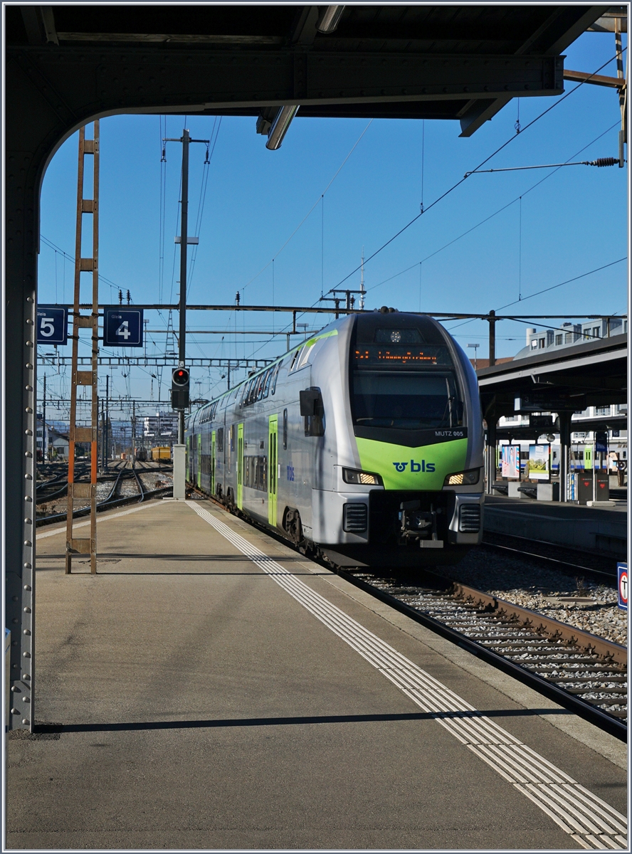 The  MUTZ  515 005 is arriving at Thun.
29.10.2016
 