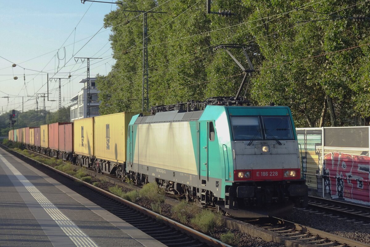 The Neuss container shuttle train, hauled by Crossrail 186 228 passes Köln Süd on 23 September 2019. 