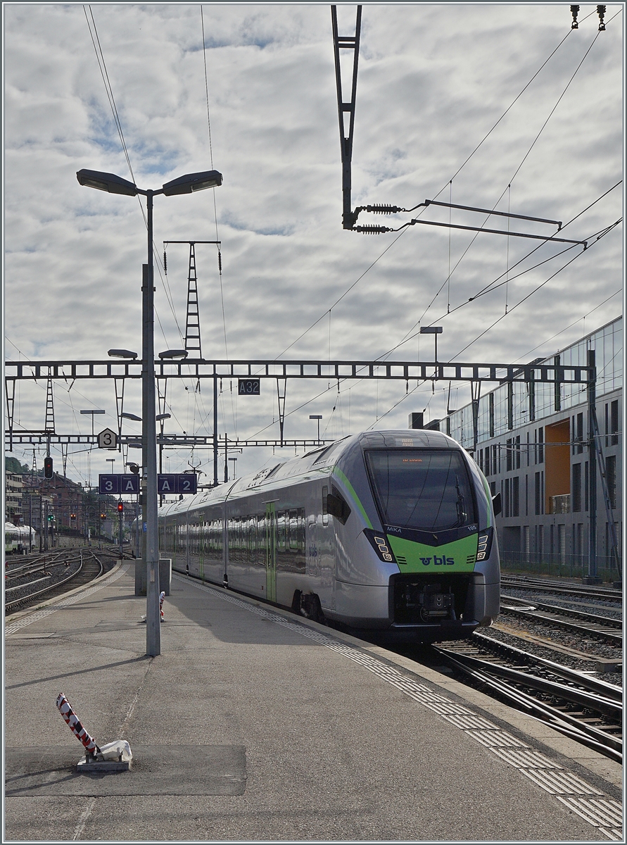 The new BLS Mika RABe 528 105 is arriving at Neuchâtel. 

06.06.2021