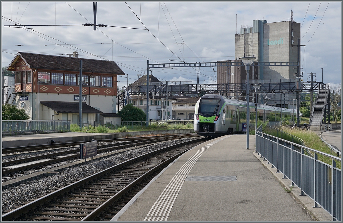 The new BLS RABe 528 105 MIKA on the way to Bern in Kerzers.

06.06.2021