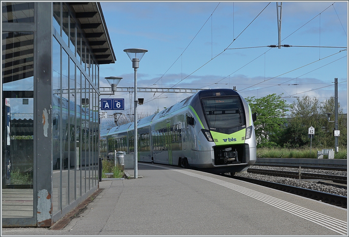 The new BLS RABe 528 105 MIKA on the way to Bern in Kerzers.

06.06.2021