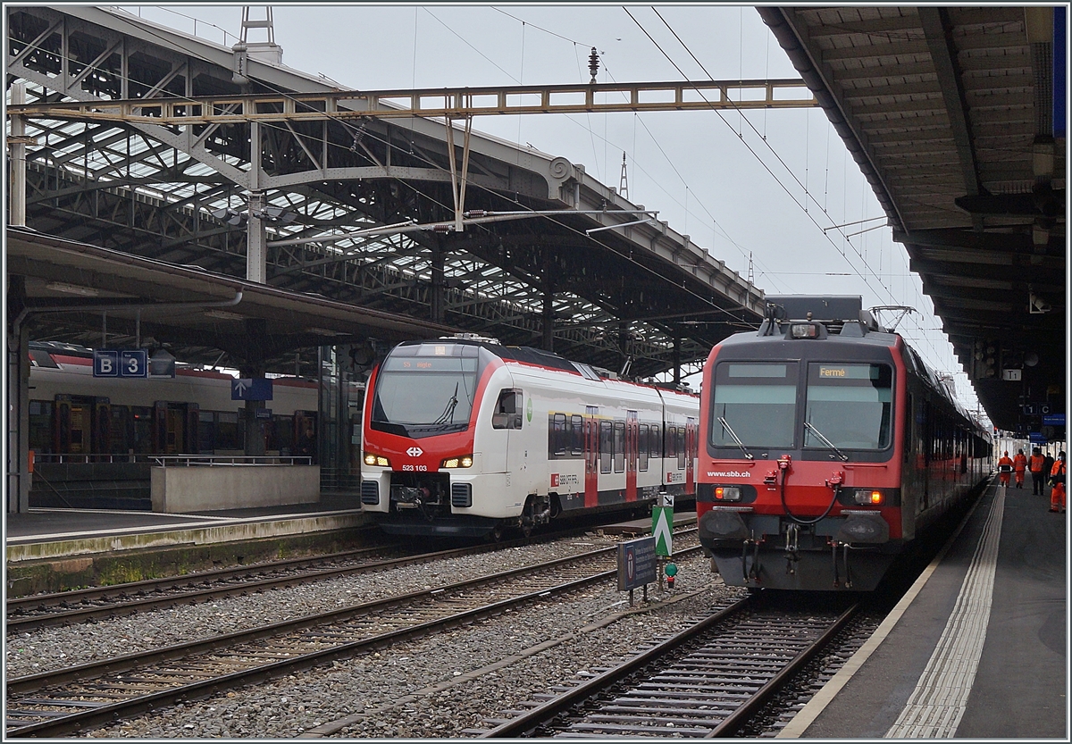 The new Flirt 3 RABe 523.1 in Lausannne: the RABe 523 103 (UIC 94 85 4 523 103-7 CH-SBB) and RABe 523 104 (UIC 9485 4 523 104-1 CH-SBB) are the als S 5 on the way to Aigle and a SBB RBDe 560  Domino 

10.02.2021