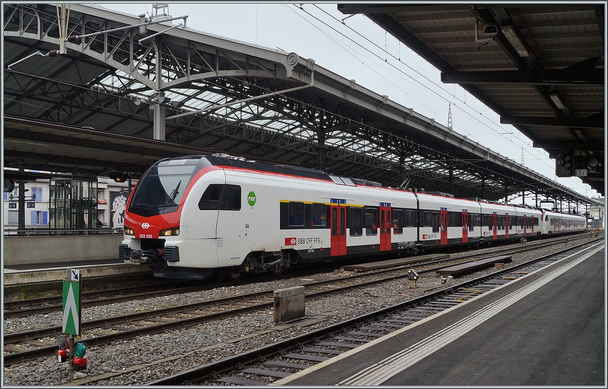 The new Flirt 3 RABe 523.1 in Lausannne: the RABe 523 103 (UIC 94 85 4 523 103-7 CH-SBB) and  RABe 523 104 (UIC 9485 4 523 104-1 CH-SBB) are the als S 5 on the way to Aigle. 

10.02.2021