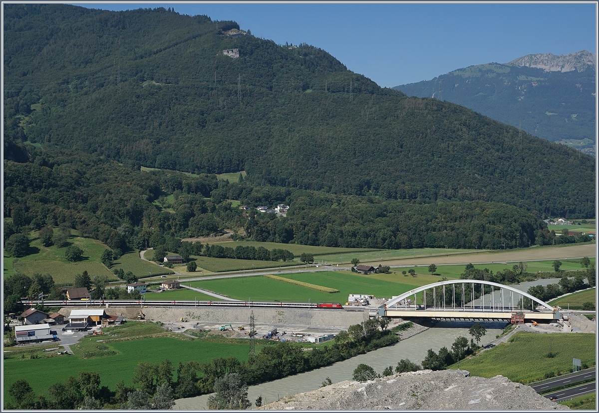 The new Rhone Bridge by Massogex (Bex-St Maurice Line) with a Re 460 and his IR. 

26.08.2016