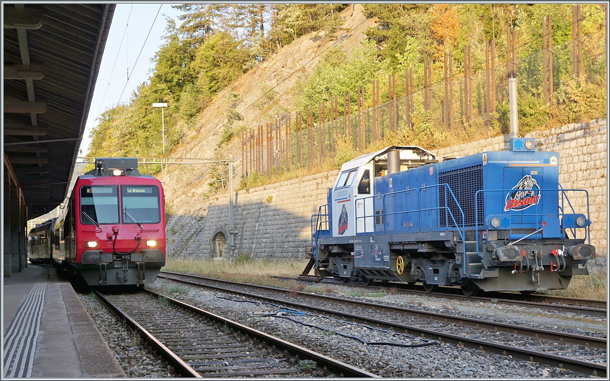 The new SBB Domino RBDe 560 384 (ex Travys) to Le Brassus and The SCHEUCHZER Am 847 101-3 (CH-SCHEU 92 85 88 47 101-3)  Le Bison  on the Vallorbe Station. 

15.08.2022