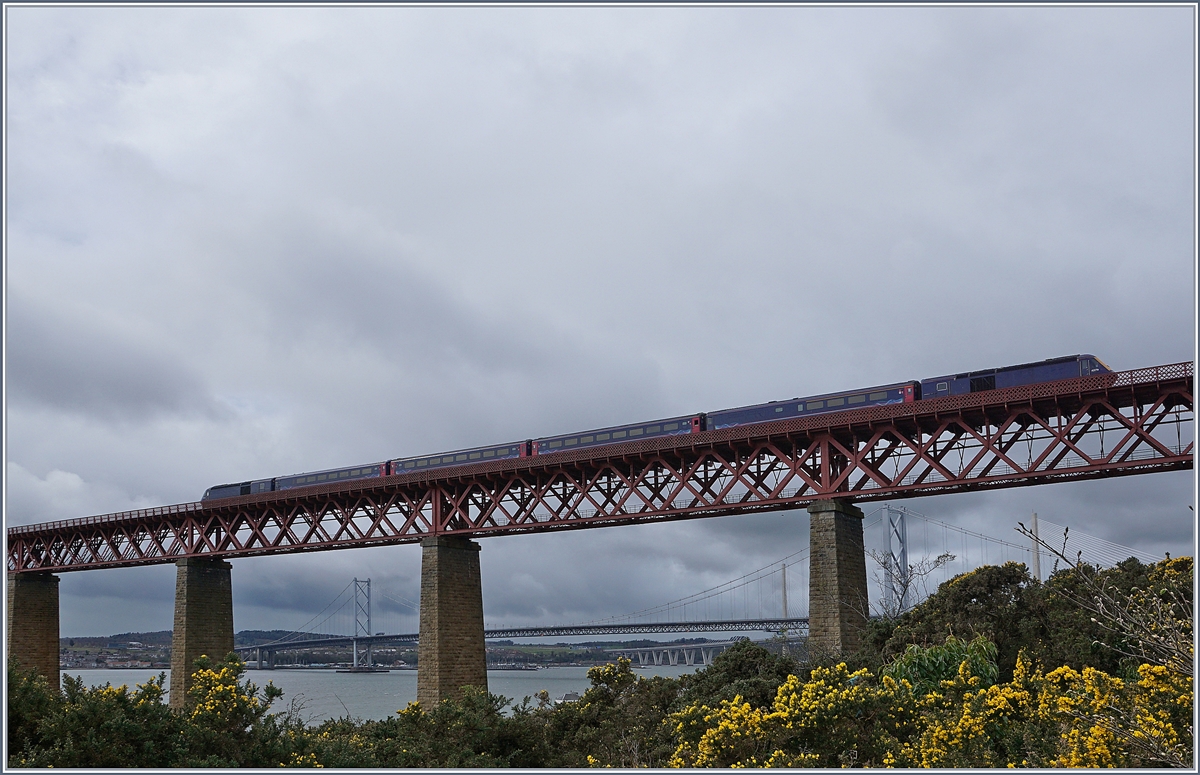 The  new  train for Scottland: the HST 124 Class 43 for Edingurgh/Glassgow - Aberdeen/Inverness services. 
Ths pictures was tooken by the Forth Bridge.
23.04.2018