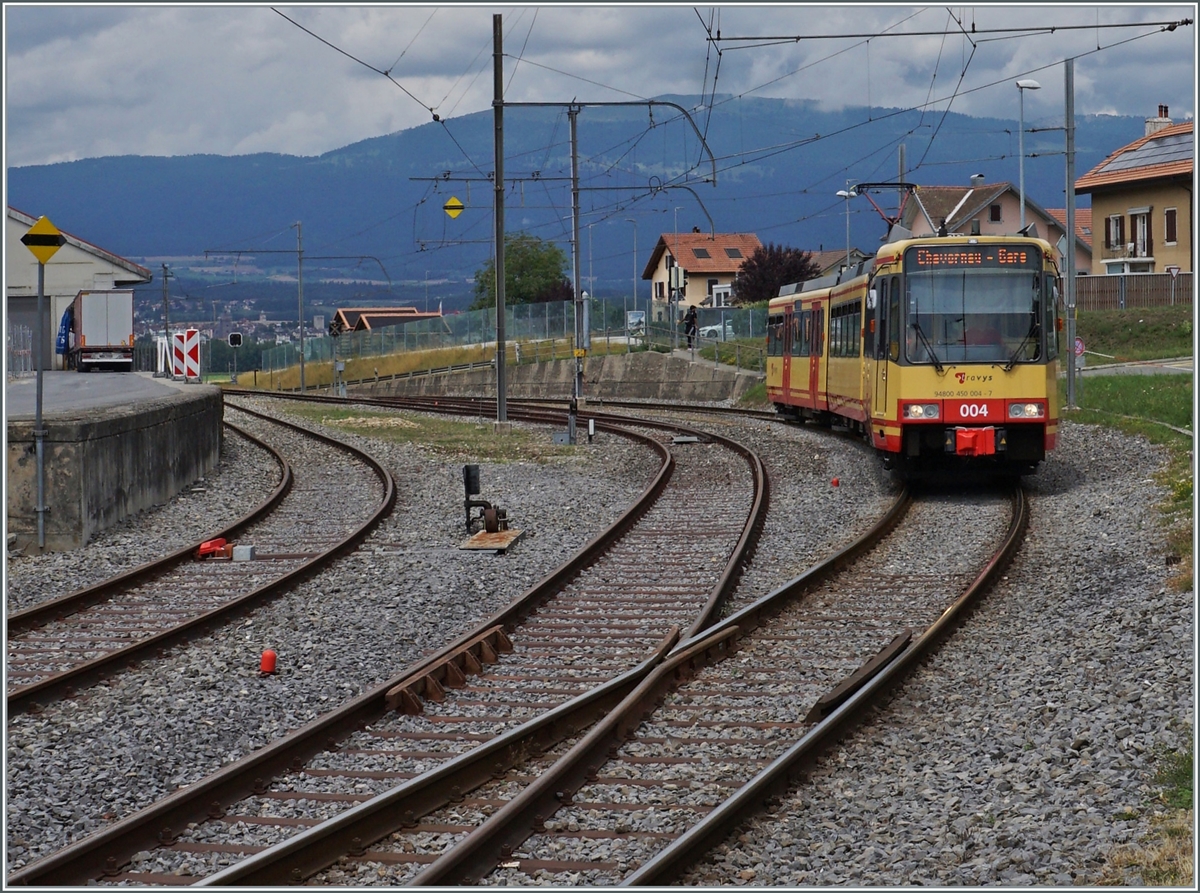 The  new  TRAVYS Be 4/8 004 (94 80 0450 004-7) comming from Orbe is arriving at Chavornay.

04.07.2022