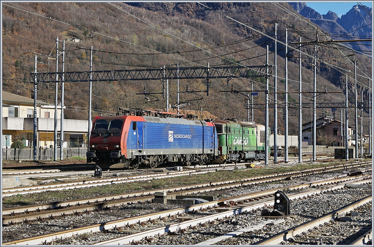 The Nord Cargo E 474 201 wiht a diesel locomotive in Premosello.
04.12.2018