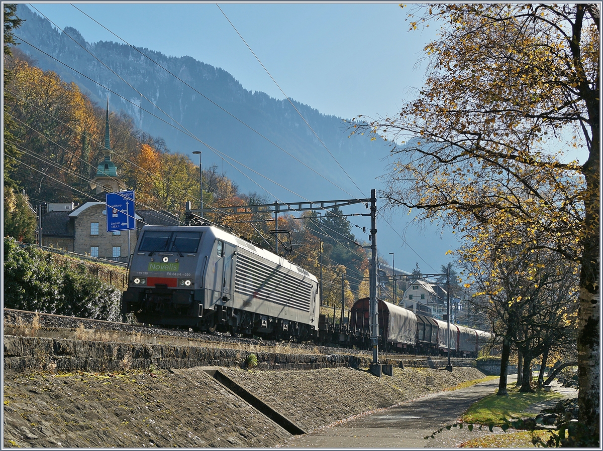 The  Novelis  189 990-5 (UIC 91 80 6189 990-5 D-Dispo Calss 189-VE) Göttingen near Villeneuve.
20.11.2017 